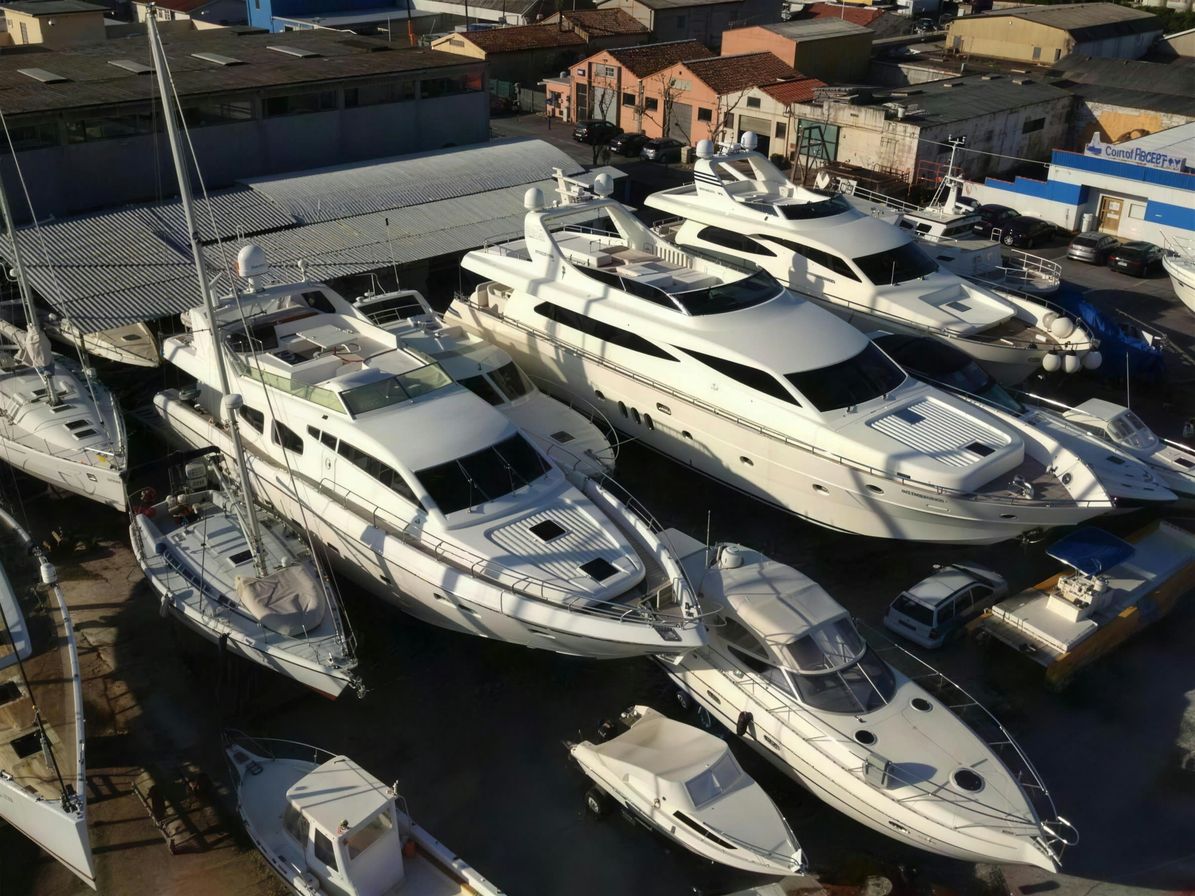 Yacht a motore in secca nel piazzale del cantiere AYS