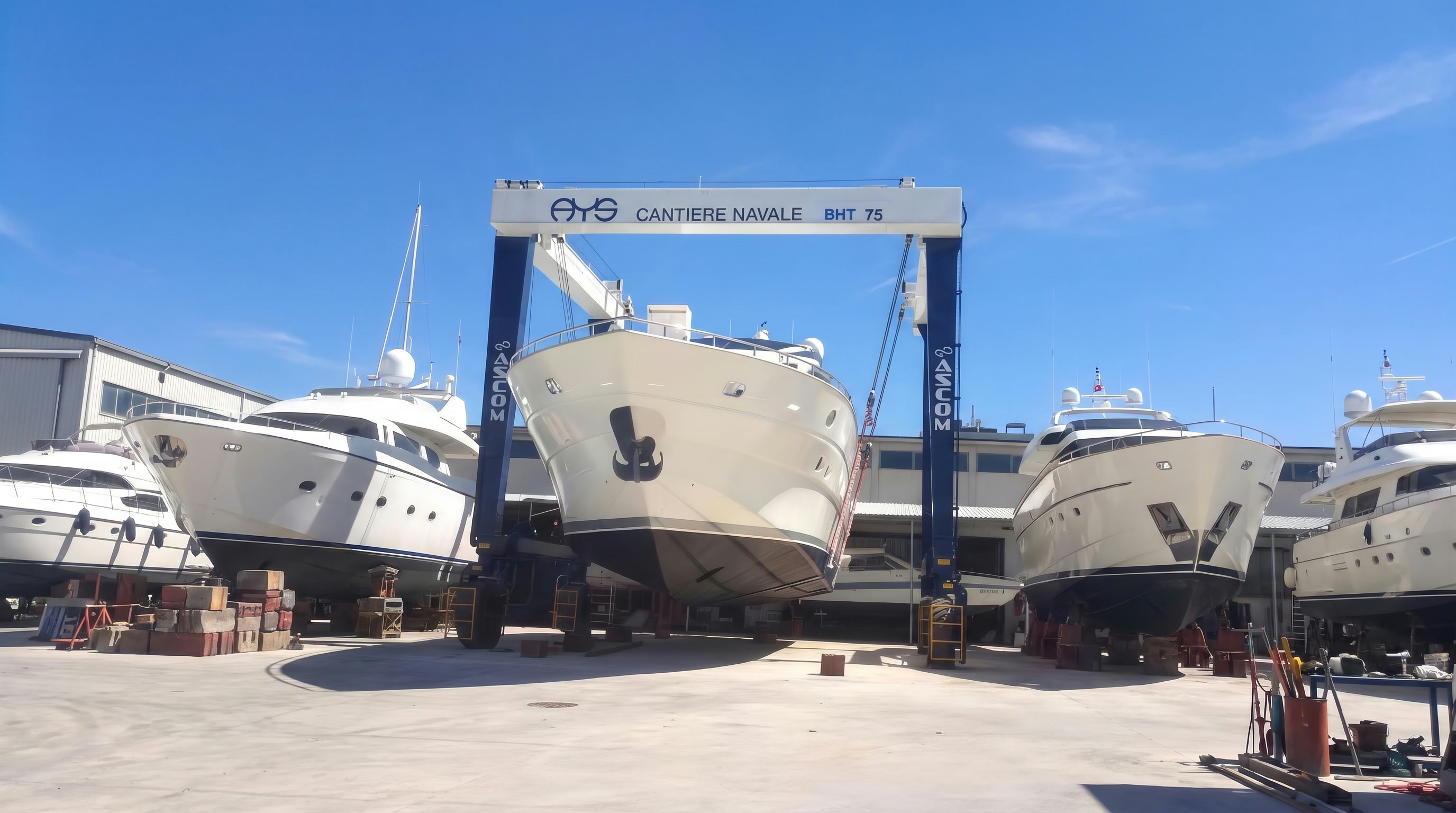 Uno yacht a motore sollevato dal travel lift del cantiere AYS