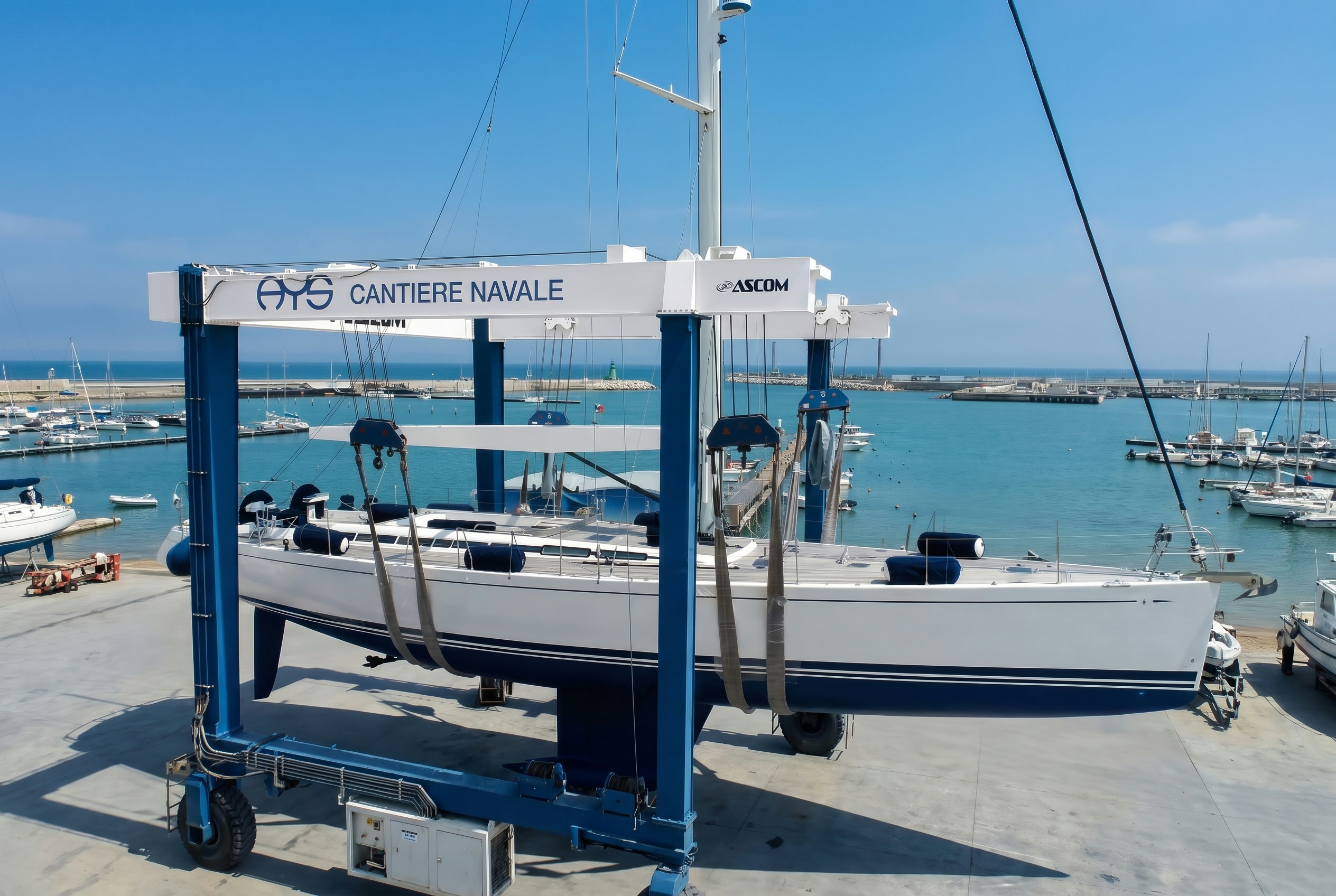 Il travel lift da 75 tonnellate del cantiere AYS