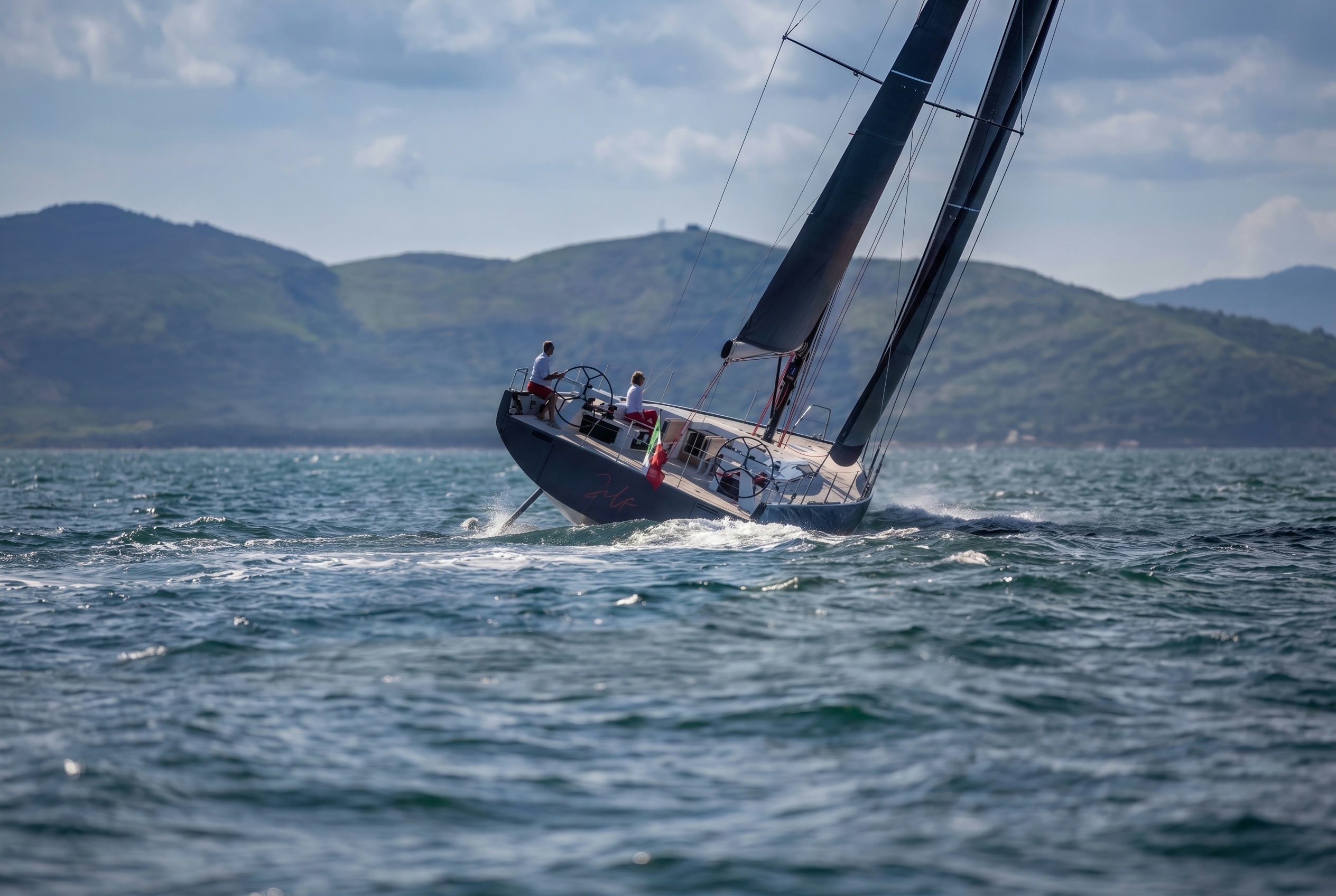 Barca a vela d'altura in regata, seguita dal cantiere AYS